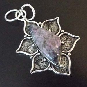 BALINESE CHAROITE STONE STYLIZED FLOWER SILVER CLAD PENDANT **NWOT** 64